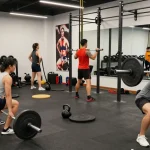 Bezoekers in de Prime Pharma Steroïden Winkel trainen samen in een moderne gym, met focus op krachttraining en cardio.